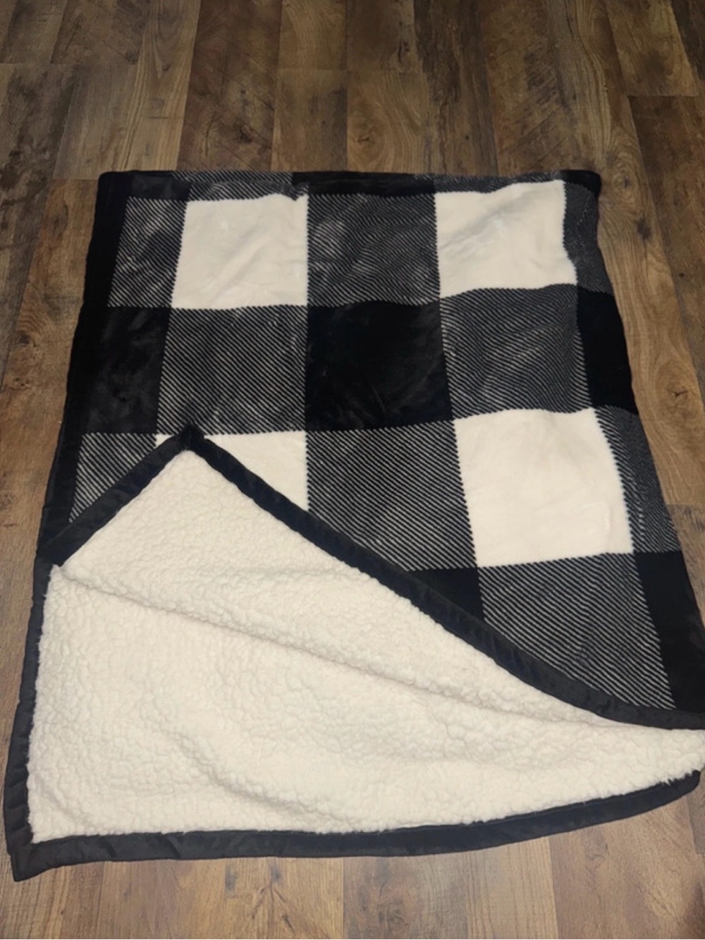Better Homes And Gardens Black and White Buffalo Check Sherpa Throw